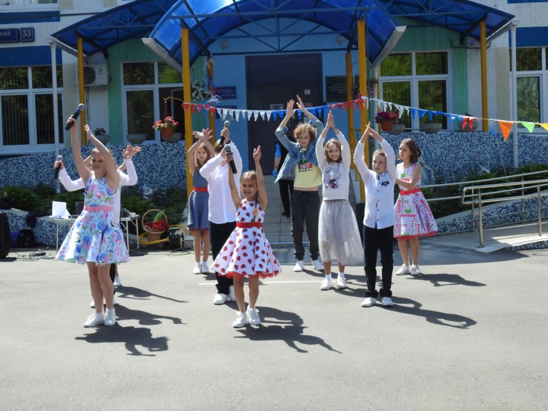 Центр досуга «Ровесник» поздравил с праздником «День защиты детей» ребят из реабилитационного центра района Раменки